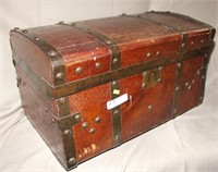 nice round top steamer trunk, 26" long