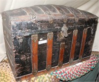 Ribbed camelback steamer trunk, 36" long
