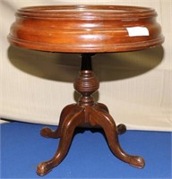 Walnut oval display case table (cracked glass)