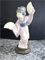 LLADRO GEISHA FIGURINE HOLDING 2 FANS