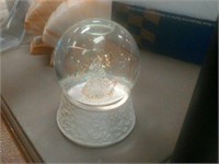 Angel snow globe