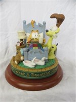 GARFIELD COLLECTIBLE MUSICAL FIGURINE 9"T