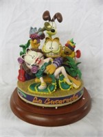 GARFIELD COLLECTIBLE MUSICAL FIGURINE 10"T