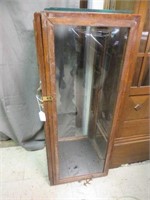 OAK UPRIGHT LOCKABLE DISPLAY WITH GLASS
