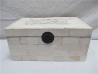 White box w. nautical picture on top