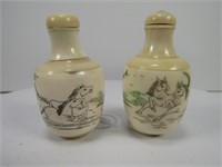 TRAY: TWO CARVED DECORATED SNUFF BOTTLES