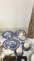 Willow pattern plates, jug, tureen etc