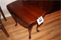 Drop Leaf Lamp Table with Queen Anne Legs - 27x32