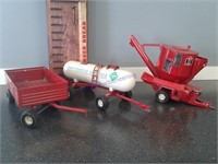 ERTL IH grinder mixer, wagon, tank