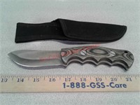 Skinning knife with sheath with small chip