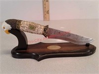 Eagle head knife with stand