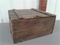 Wood box w/ hinged lid