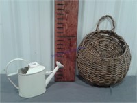 Wicker wall basket, small sprinkling can