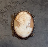 CAMEO BROOCH IN SILVER GILT FRAME