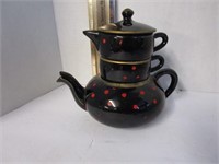 Retro nesting teapot; cool piece