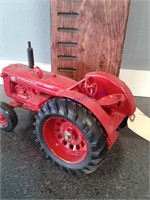 ERTL IH 600D toy tractor