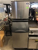 Manitowoc Ice Maker and Bin (Works)