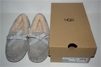 UGG WOMENS SLIPPERS SIZE US 6