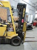 Hyster Electric Fork Lift with Charger: Runs/Drive