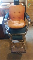 1930s Koken hyd barber chair has been reapolster