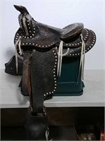 White Stitching Western-style saddle