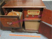 old cromwell phono-radio (floor model)
