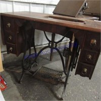 Treadle stand w/cabinet - no machine