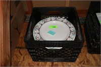 CRATE WITH 15 PLATES