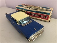 Battery operated tin Oldsmobile boxed approx 21 cm