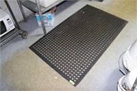 FLOOR MAT