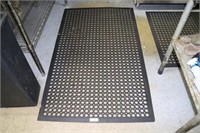 FLOOR MAT