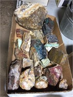 Box lot with assorted minerals