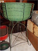 GREEN METAL PLANTER STAND~31" TALL