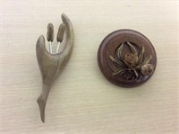 2 wooden brooches