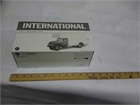 Die cast International moving van 1957 NIB