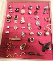 Traylot of costume jewelry rings: approx. 30