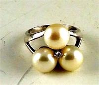 Ladies sterling silver ring with 3 pearls and