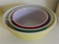 Set of (3) vintage matching Pyrex nesting bowls