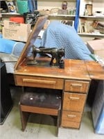 Vntage Singer Sewing Machine In Wooden Cabinet