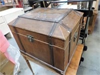 Very Cute Storage Trunk & Small Table