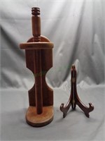 2 wooden items