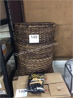 1 LOT 2 LAUNDRY HAMPERS