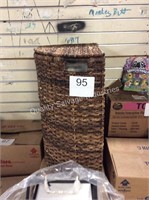 1 LOT 2 LAUNDRY HAMPERS
