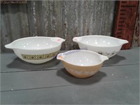Pyrex graduated bowls w/ spout handles, assorted