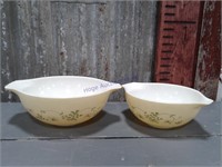 Pyrex graduated bowls w/ spout handles, set of 2