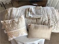 Full/Queen bedding and 2 throw pillows