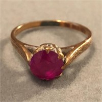 10K Yellow Gold Solitaire Ring w/Red Stone