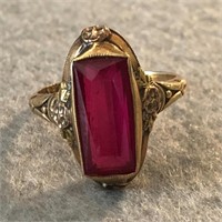 10K Yellow Gold Ring w/Red Stone
