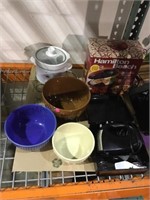 Lot of assorted kitchen items incl. mixing bowls,