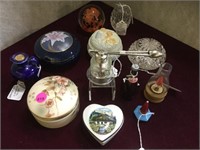 Vintage lot incl. trinket boxes, paperweights,